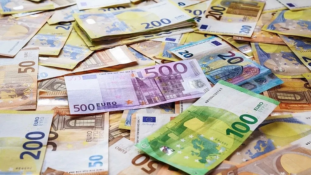 Ausgebreitete Eurobanknoten verschiedener Stückelungen, darunter 50-, 100-, 200- und 500-Euro-Scheine
