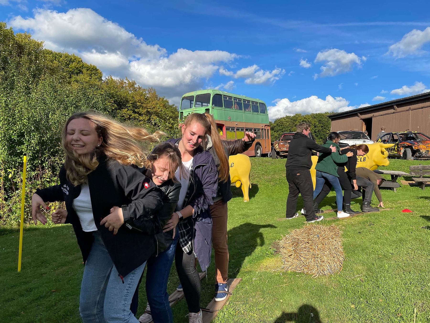Junge Leute bei der Arbeit oder einem Ausflug in einem Weinberg