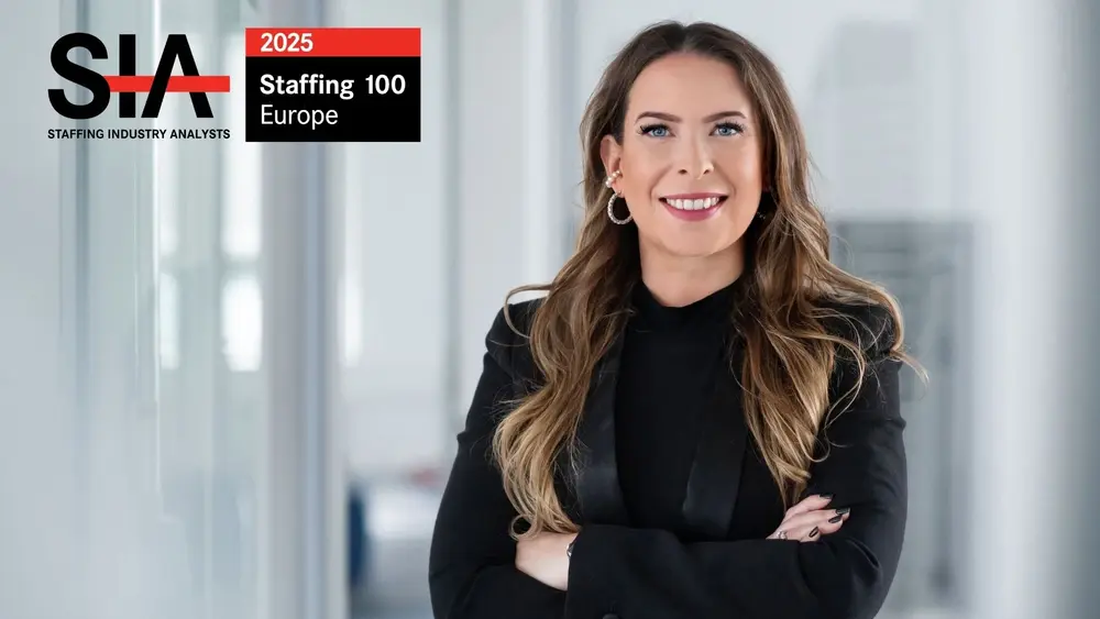 Lächelnde Sonja Heinrich, Mitglied des Executive Committees von Hofmann Personal.