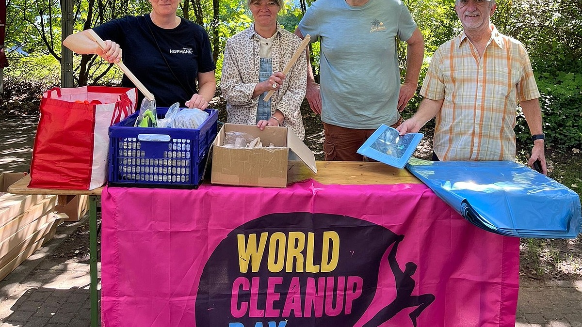 Gemeinsam aktiv für die Umwelt: Unser Team zeigt starkes soziales Engagement beim World Cleanup Day.