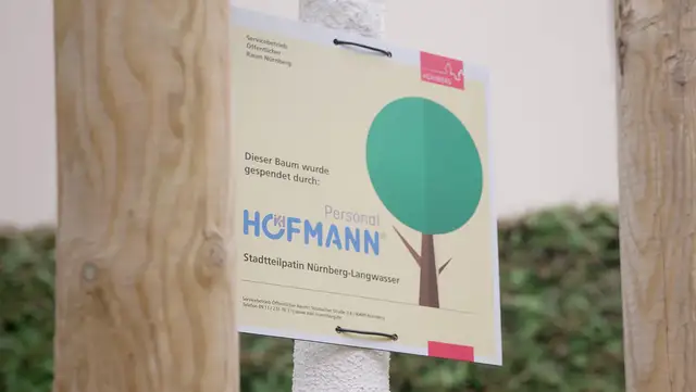 Schild zur Baumspende von Hofmann Personal, als Stadtteilpate für Nürnberg-Langwasser.