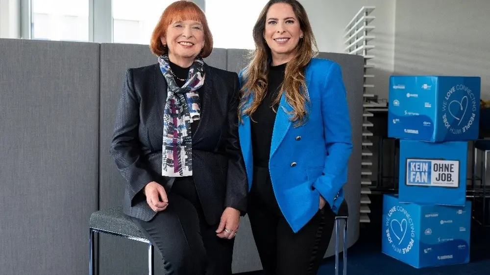 Fr. Hofmann und Tochter Sonja vor Firmengebäude von Hofmann Personal, symbolisierend für ein familiengeführtes Unternehmen in der Personaldienstleistungsbranche.