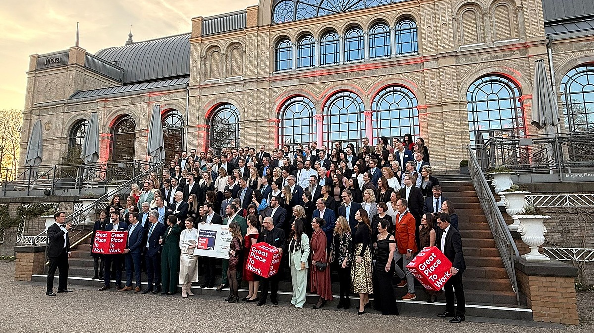Gruppenfoto aller Gäste der Great Place to Work 2026 Verleihung, bei der Hofmann Personal bereits zum 19. Mal in Folge ausgezeichnet wurde.
