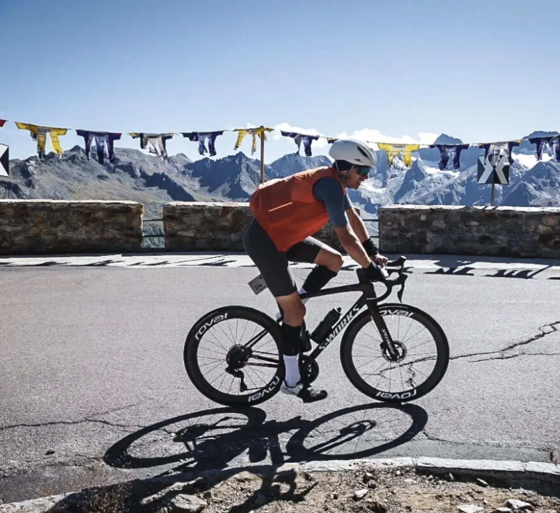 Hofmann Personal Brand Ambassador Niko Presl, professioneller Triathlet, in bunter Rennradbekleidung auf dem Rennrad.