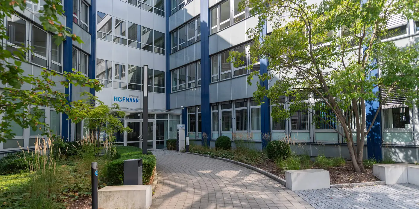 Begrünte Außenansicht des Firmengebäudes von Hofmann Personal.