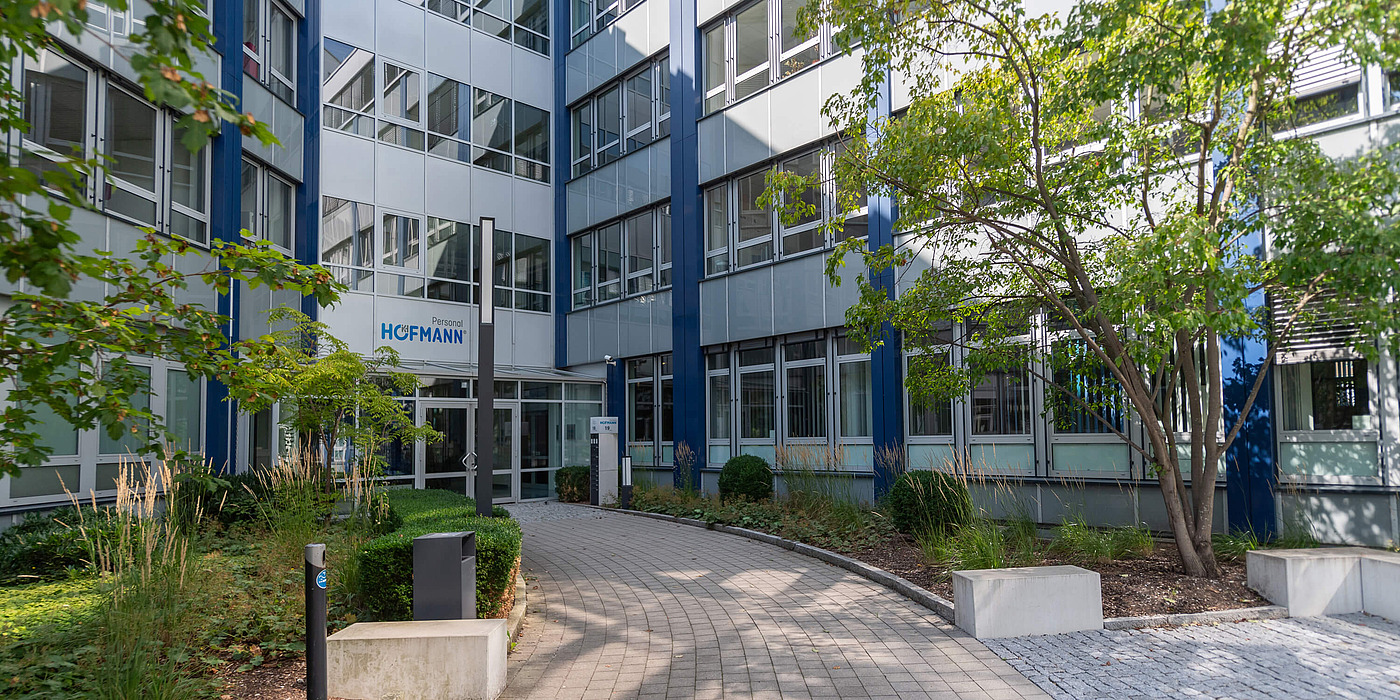 Begrünte Außenansicht des Firmengebäudes von Hofmann Personal.