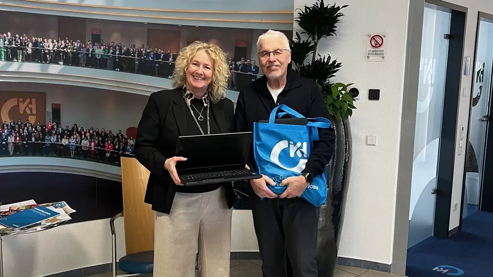 Hofmann Personal spendet vier ausgediente Laptops an das Projekt Digiteers des Zentrums Aktiver Bürger Nürnberg.