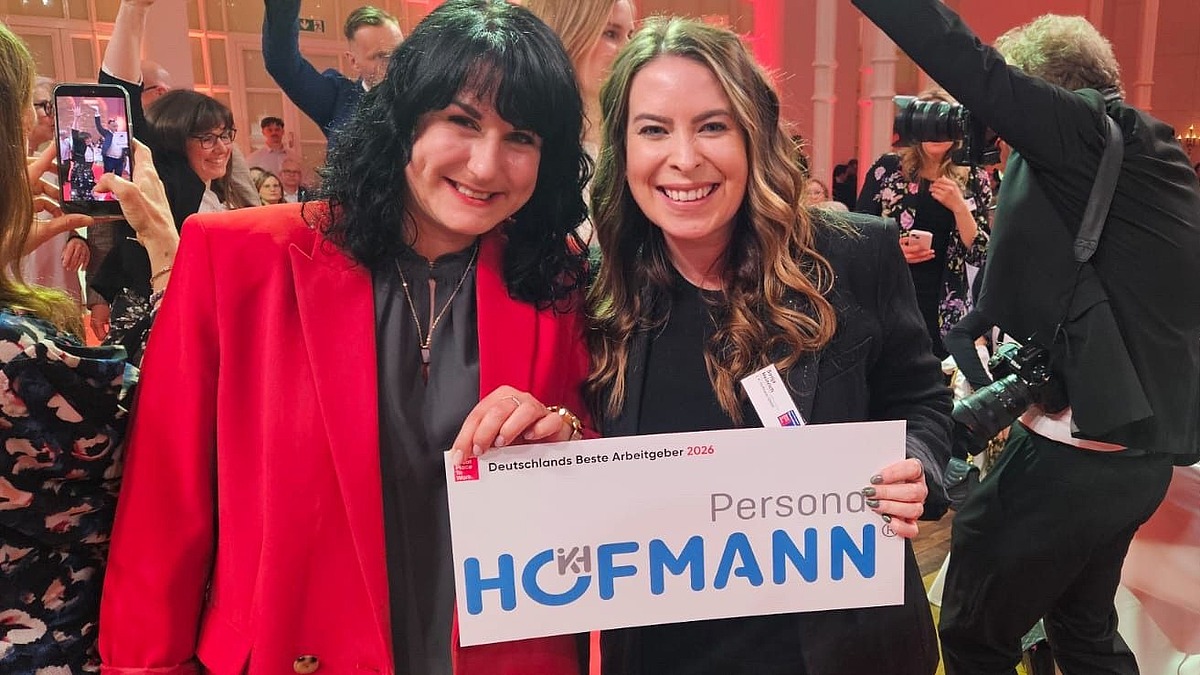 Sonja Heinrich Mitglied des Executive Committee von Hofmann Personal und eine Mitarbeiterin präsentieren stolz die Auszeichnung Deutschlands Beste Arbeitgeber 2026.