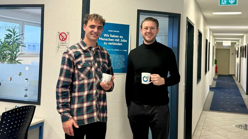 Roland Heinz, Büroverantwortlicher der Niederlassung Fürth bei Hofmann Personal, steht neben einem Trainee der uvex group.