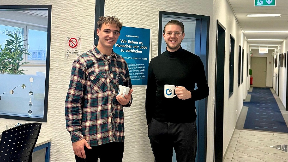 Roland Heinz, Büroverantwortlicher der Niederlassung Fürth bei Hofmann Personal, steht neben einem Trainee der uvex group.