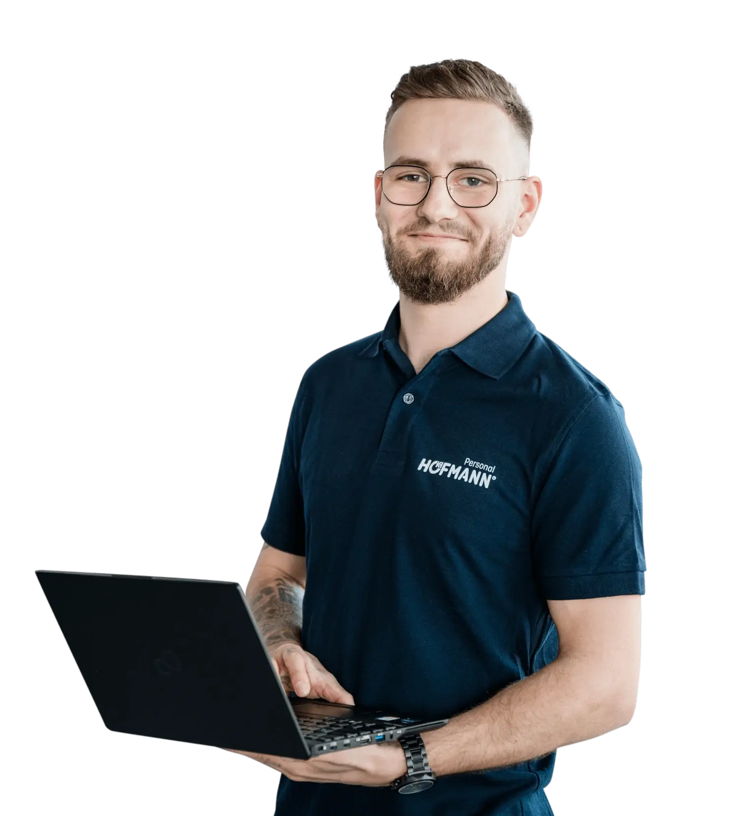Mitarbeiter im Hofmann Personal-Polo-Shirt mit Laptop in der Hand vor einem modernen Bürogebäude, symbolisch für Zeitarbeit