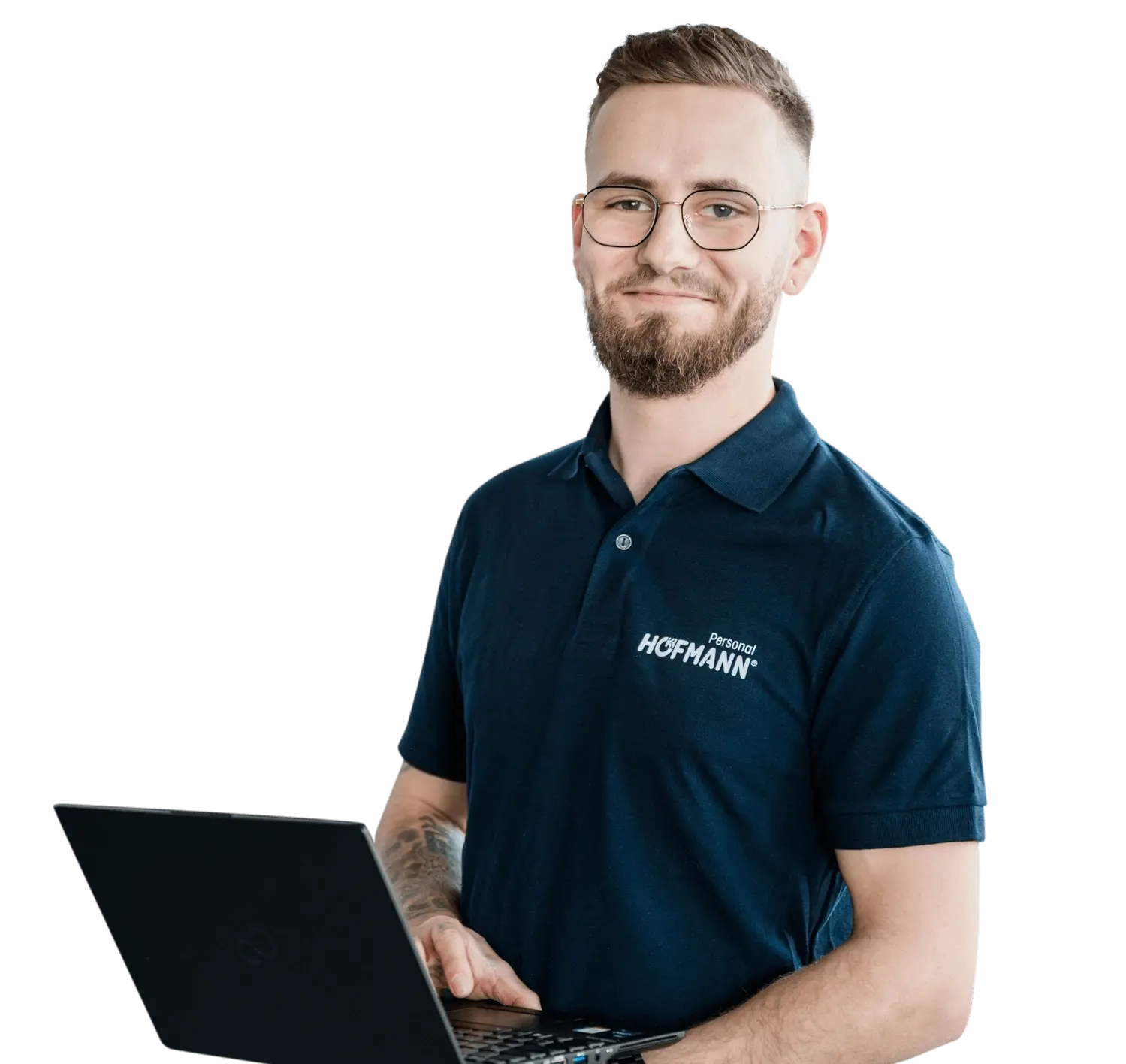 Mitarbeiter im Hofmann Personal-Polo-Shirt mit Laptop in der Hand vor einem modernen Bürogebäude, symbolisch für Zeitarbeit