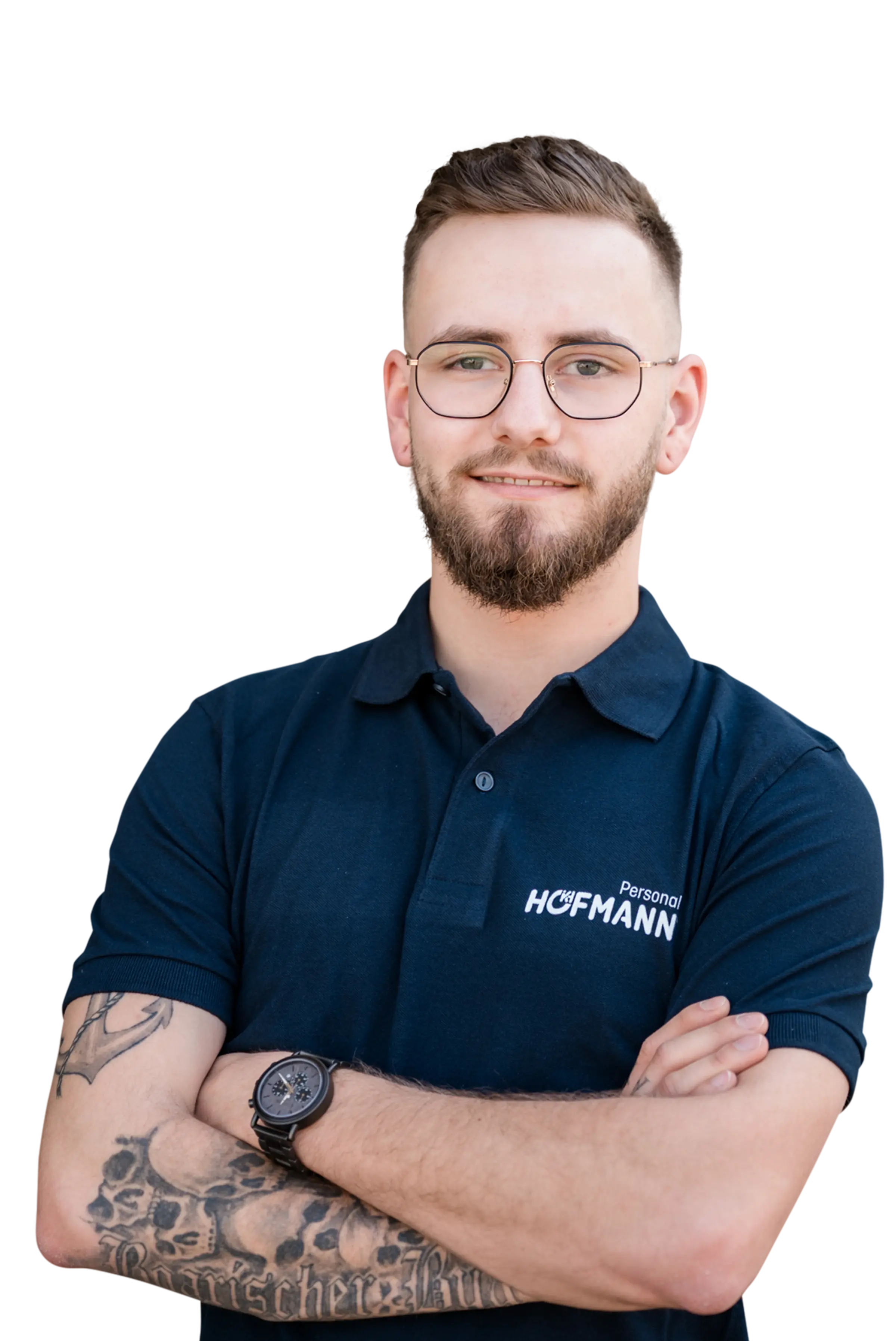 Mitarbeiter im Hofmann Personal-Polo-Shirt mit verschränkten Armen vor einem modernen Bürogebäude, symbolisch für Zeitarbeit