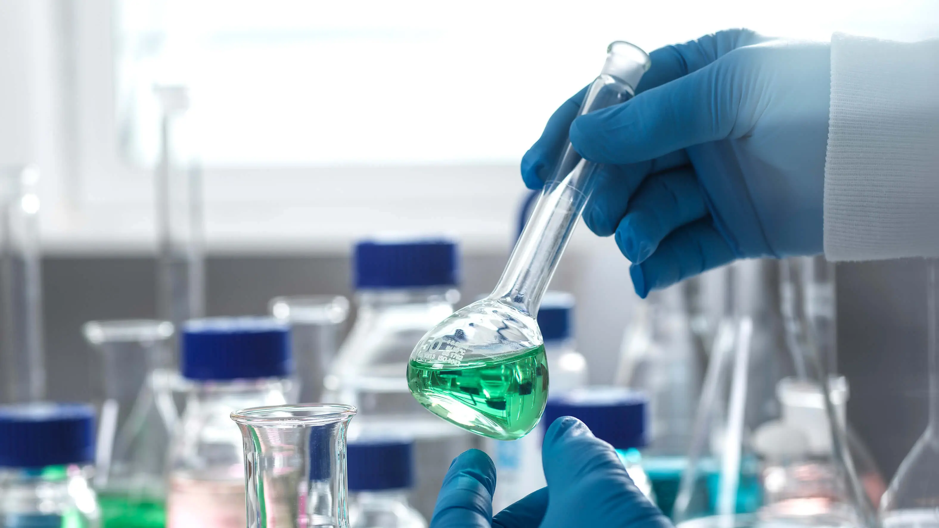 Hintergrundbild - Hier stimmt die Chemie.