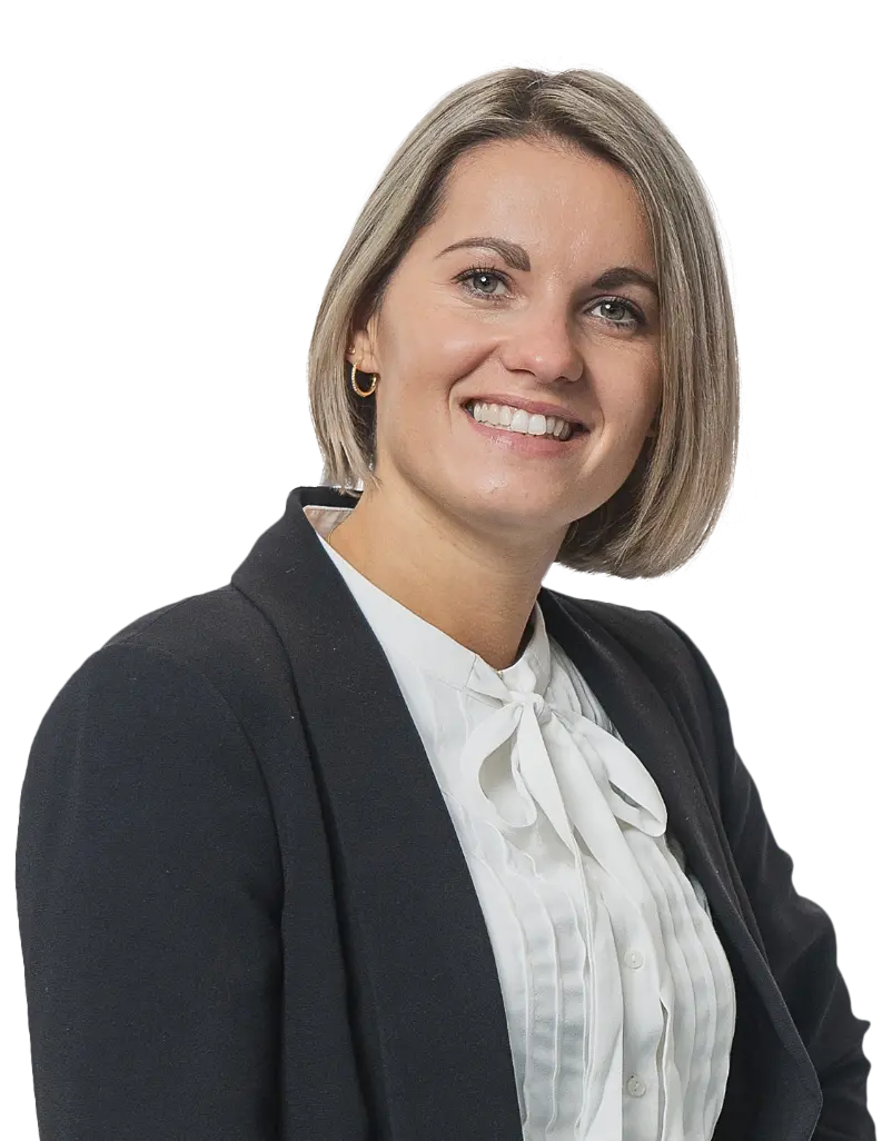 Professionell gekleidete Mitarbeiterin in Bluse und Blazer, repräsentiert Karrierechancen und Professionalität in der Personalvermittlung.