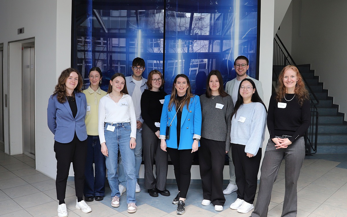 Gruppenfoto von Sonja Heinrich, Mitglied des Executive Committee der I.K. Hofmann GmbH und den Teilnehmer des 6. TH-Praxistag bei Hofmann Personal.
