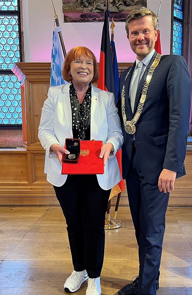 Foto mit Frau Hofmann im Rathaussaal in Nürnberg