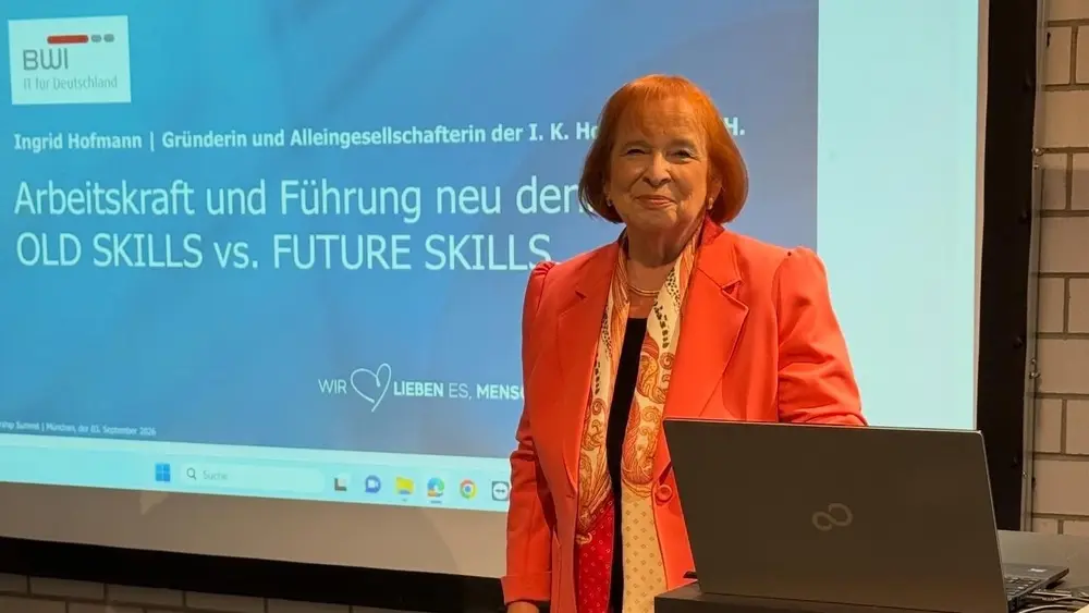 Ingrid Hofmann, Geschäftsführerin von Hofmann Personal, hält beim Leadership Summit 2026 einen Vortrag.