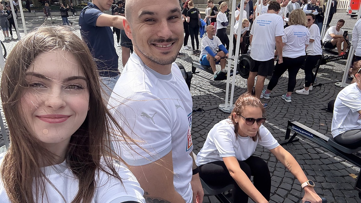 Team von Teilnehmenden beim Benefiz-Ruderevent auf Ruderergometern, organisiert zugunsten eines Kinderhilfswerks