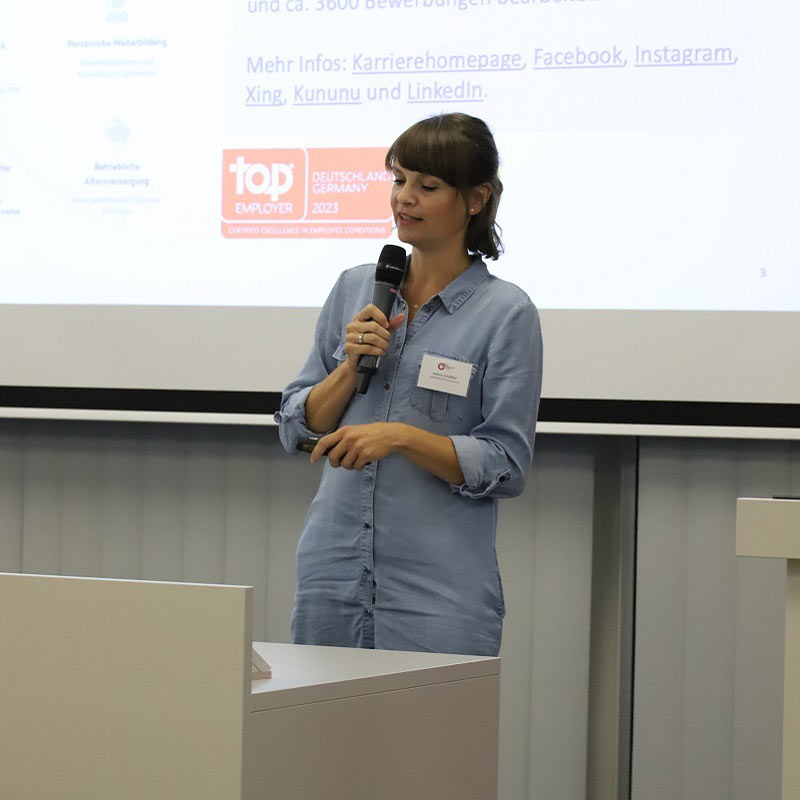 Kathrin Schaffner erläutert wie potenzielle Bewerber persönlich angesprochen werden.