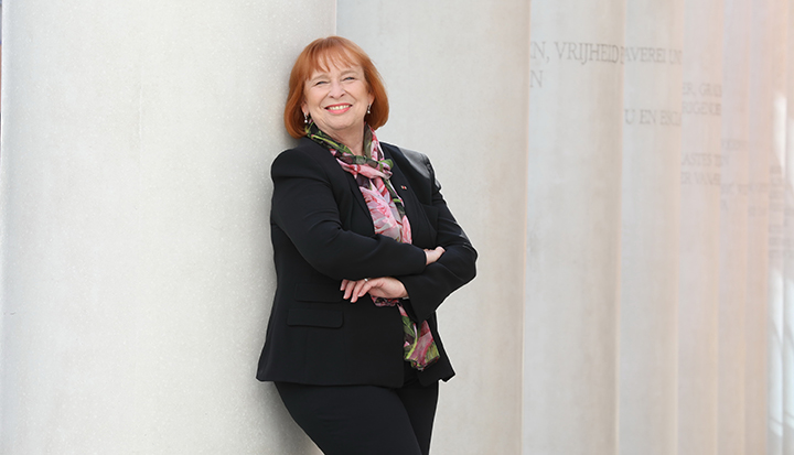 Ingrid-Hofmann-Portrait01_720x413.jpg